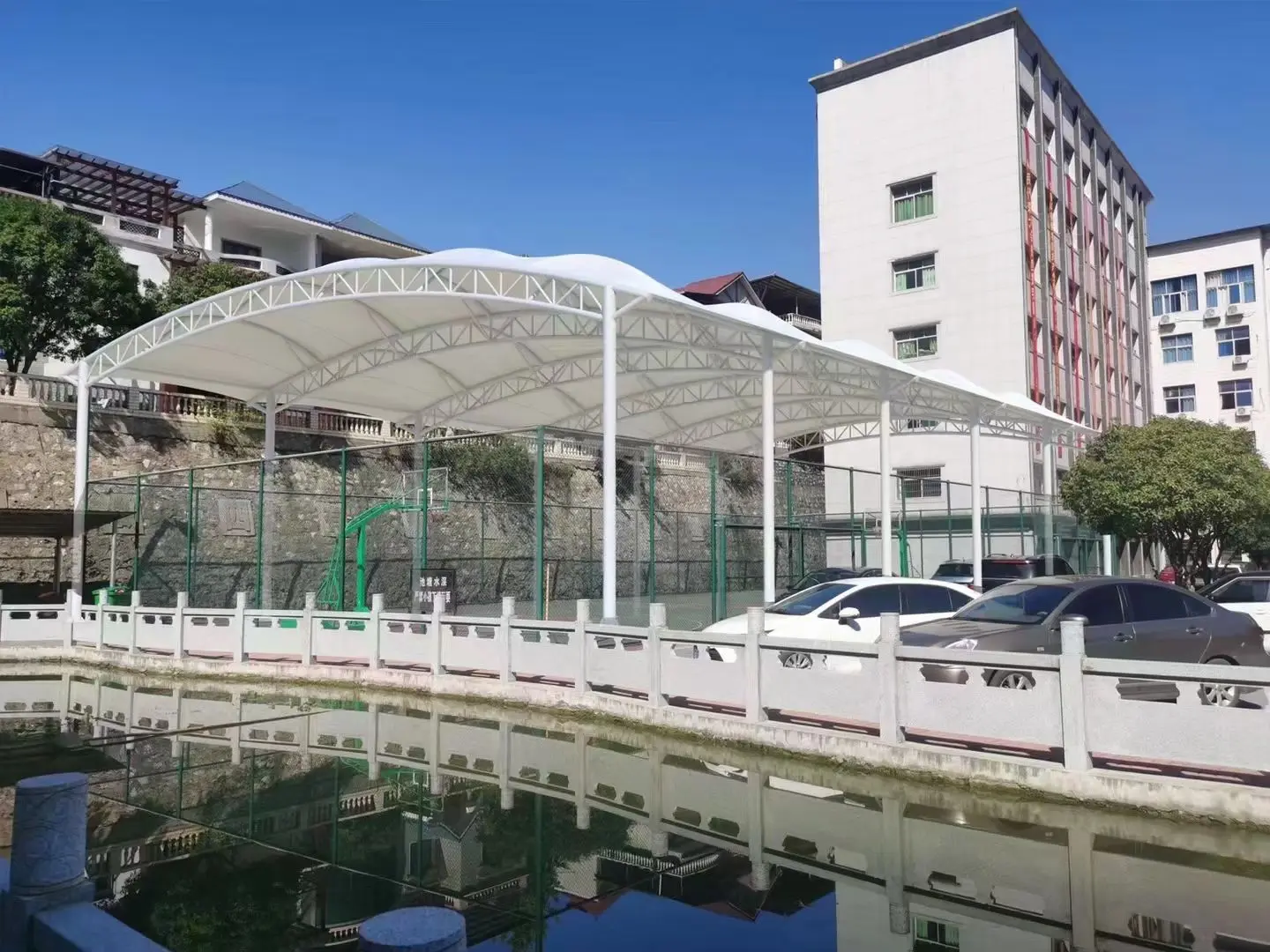 贵州从江园区停车棚总在漏水生锈？源头膜结构厂家：按本地气候选材，避开三大坑
